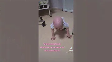 Алиса носится по палате.