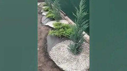 Засыпка клумбы мраморной крошкой