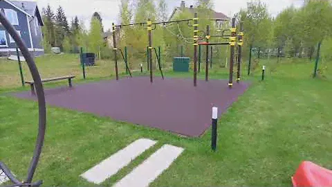 Процесс укладки резиновой крошки для детской и спортивной площадки в Москве 2024г