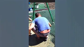 Укладка резиновой крошки.