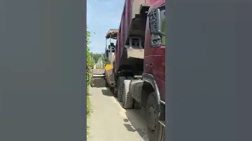 Процесс укладки асфальтовой крошки в Асфальтоукладчик👍